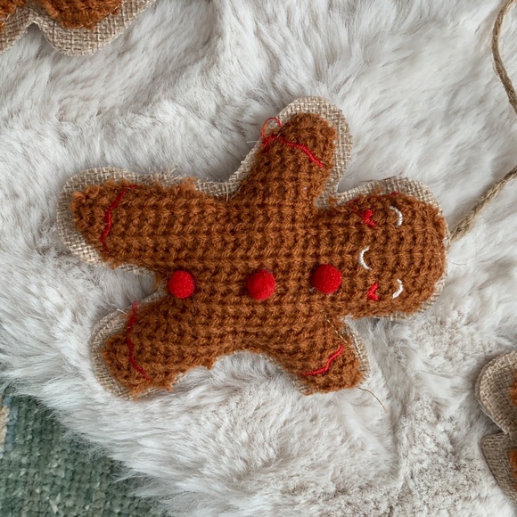 Peppermint Square Gingerbread Man Christmas Garland - Picture 8 of 14